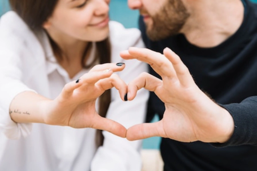 casal formando coração com as mãos. Cidadania italiana por matrimônio.